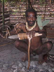 Papua – Kombaiové – Stromoví lidé – oprava kamenné sekery
